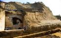 Αμφίπολη: Με τα χέρια πλέον η ανασκαφή – Τι “βλέπουν” στον τέταρτο θάλαμο οι αρχαιολόγοι