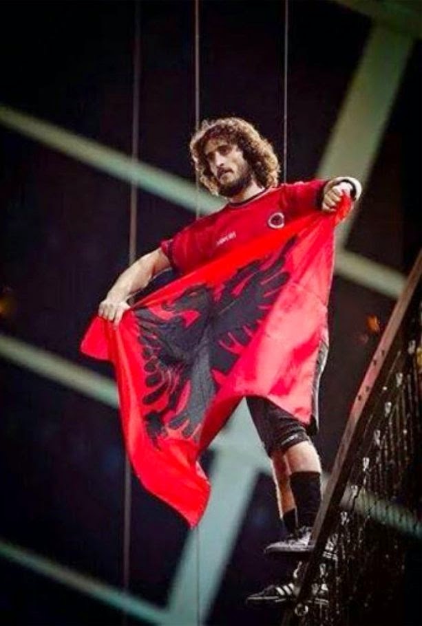 Αυτός είναι ο Αλβανός που ανέβασε τη προκλητική σημαία στο Σερβία-Αλβανία [photos + video] - Φωτογραφία 2
