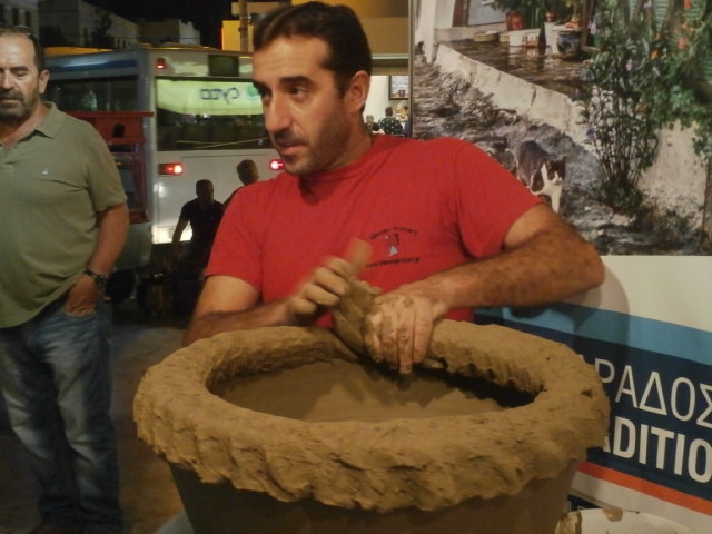 Aυτός είναι ο άνθρωπος που «ταξιδεύει» … το Κρητικό χώμα στην άκρη του κόσμου! [photos] - Φωτογραφία 4