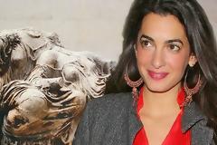 Έργο ζωγραφικής γνωστού Έλληνα εικαστικού καλλιτέχνη στα χέρια της Αμάλ Κλούνεϊ...Δείτε ποιός είναι! [photo]