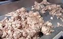 Καρέ-καρέ πώς φτιάχνονται τα λουκάνικα - Ένας... πουρές κρέατος που σταδιακά αποκτά μορφή - Φωτογραφία 3