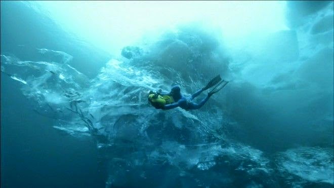 Ανεπανάλληπτο βίντεο: Δείτε πως είναι να κολυμπάς δίπλα από ένα παγόβουνο - Φωτογραφία 1