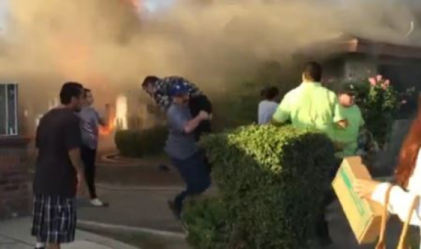 ΥΠΕΡΟΧΟ βίντεο: Άντρας ρίσκαρε τη ζωή του και έπεσε στις φλόγες για να σώσει έναν εγκλωβισμένο πολίτη - Φωτογραφία 1