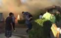 ΥΠΕΡΟΧΟ βίντεο: Άντρας ρίσκαρε τη ζωή του και έπεσε στις φλόγες για να σώσει έναν εγκλωβισμένο πολίτη