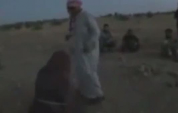 Νέο βίντεο φρίκης από τους Τζιχαντιστές - Λιθοβόλησαν γυναίκα μέχρι θανάτου με τη βοήθεια του... πατέρα της [video] - Φωτογραφία 1