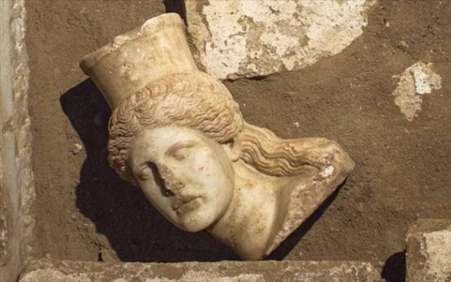 Αμφίπολη: Εντοπίστηκε και αποκαλύφθηκε το μαρμάρινο κεφάλι Σφίγγας - Νέα ευρήματα στον τύμβο Καστά - Φωτογραφία 1