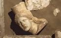 Αμφίπολη: Εντοπίστηκε και αποκαλύφθηκε το μαρμάρινο κεφάλι Σφίγγας - Νέα ευρήματα στον τύμβο Καστά - Φωτογραφία 1