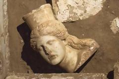 Αμφίπολη: Εντοπίστηκε και αποκαλύφθηκε το μαρμάρινο κεφάλι Σφίγγας - Νέα ευρήματα στον τύμβο Καστά