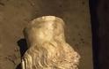 Αμφίπολη: Εντοπίστηκε και αποκαλύφθηκε το μαρμάρινο κεφάλι Σφίγγας - Νέα ευρήματα στον τύμβο Καστά - Φωτογραφία 4