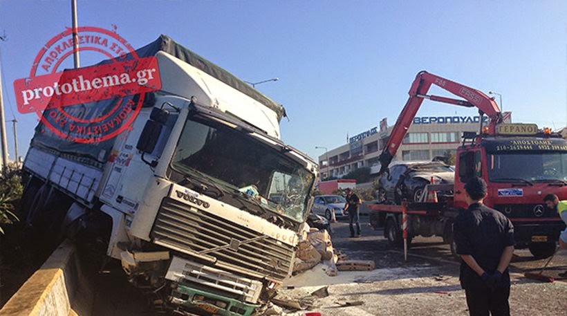 Παραλίγο νέα τραγωδία στην άσφαλτο: Νταλίκα στην Εθνική έπεσε σε 12 αυτοκίνητα! - Φωτογραφία 1