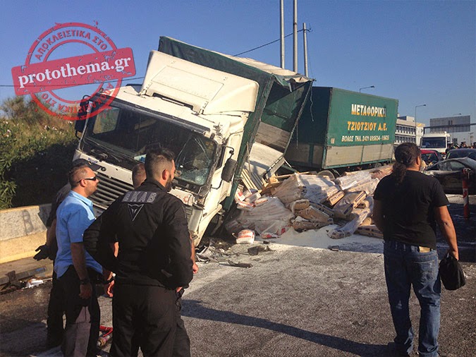 Παραλίγο νέα τραγωδία στην άσφαλτο: Νταλίκα στην Εθνική έπεσε σε 12 αυτοκίνητα! - Φωτογραφία 2