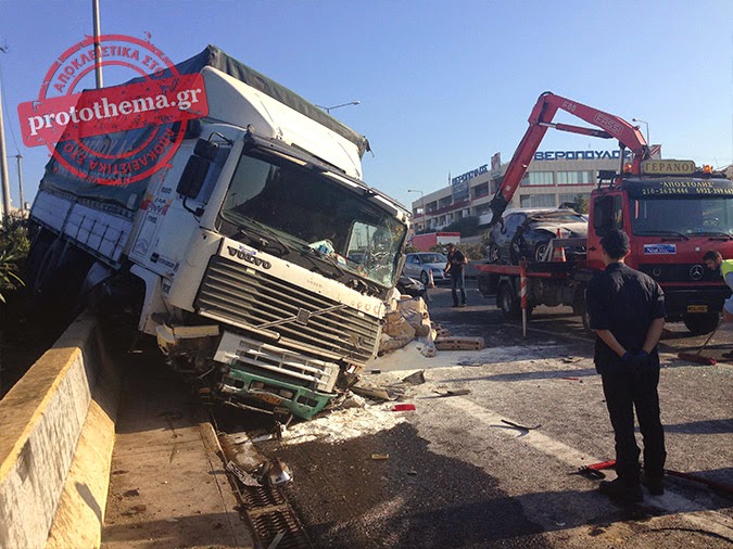 Παραλίγο νέα τραγωδία στην άσφαλτο: Νταλίκα στην Εθνική έπεσε σε 12 αυτοκίνητα! - Φωτογραφία 3