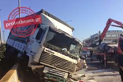 Παραλίγο νέα τραγωδία στην άσφαλτο: Νταλίκα στην Εθνική έπεσε σε 12 αυτοκίνητα!