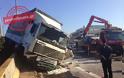 Παραλίγο νέα τραγωδία στην άσφαλτο: Νταλίκα στην Εθνική έπεσε σε 12 αυτοκίνητα! - Φωτογραφία 3