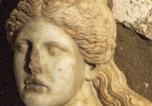 Αμφίπολη: Γιατί ... χαμογελάει η Σφίγγα – Απίστευτα μυστήρια στον αρχαίο τάφο - Φωτογραφία 1