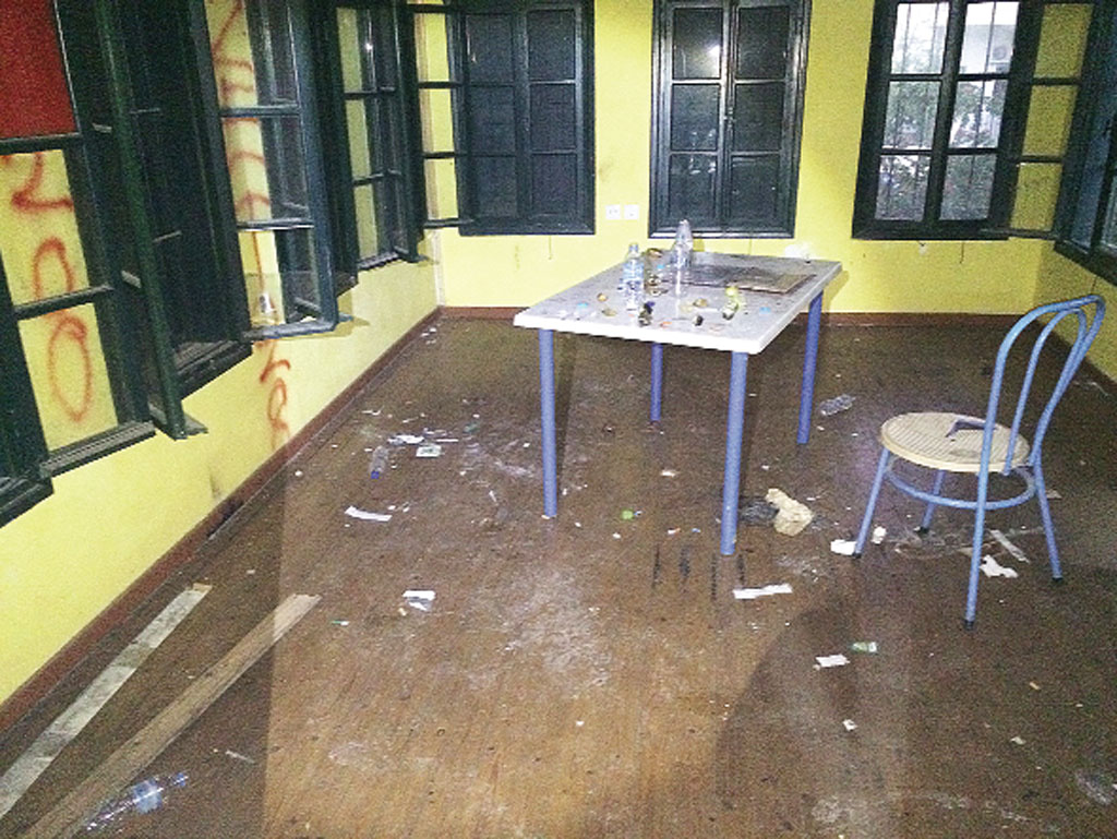 Παιδική χαρά είχε μετατραπεί σε «τεκέ» τοξικομανών...[photos] - Φωτογραφία 2