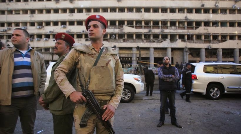 Εννιά τραυματίες από έκρηξη βόμβας στο πανεπιστήμιο του Καΐρου - Φωτογραφία 1