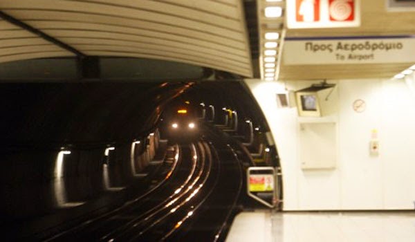 Σκοτάδι στο Μετρό! Οι επιβάτες περπάτησαν στις ράγες με φακό! - Φωτογραφία 1