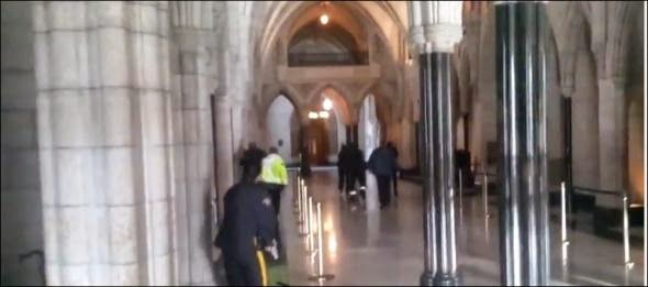 Αστυνομικοί αναζητούν τον ένοπλο στο κτίριο του κοινοβουλίου [video] - Φωτογραφία 1