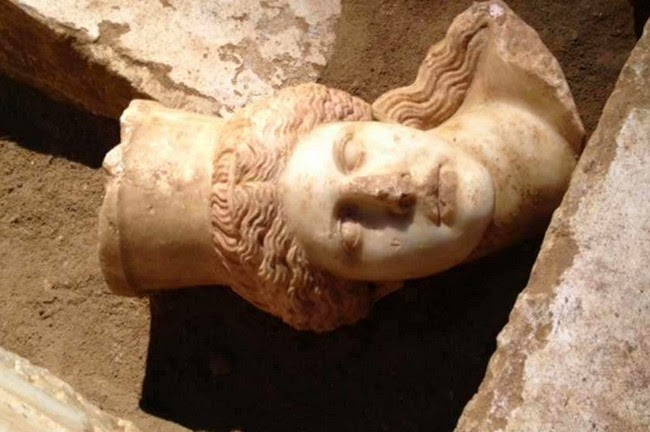 Έχει παραβιαστεί ο τάφος στην Αμφίπολη; Δείτε τι λέει ο καθηγητής Αρχαιολογίας Π.Θέμελης... - Φωτογραφία 1