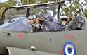 Αχαΐα: Τα δάκρυα ενός θρύλου των Α-7 Corsair στην τελευταία πτήση πριν την απόσυρσή τους - Φωτογραφία 10