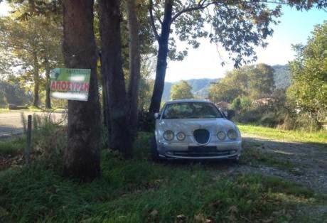 Παρατημένη Jaguar στο Χαλκιόπουλο Αιτωλοακαρνανίας - Δείτε φωτο - Φωτογραφία 1