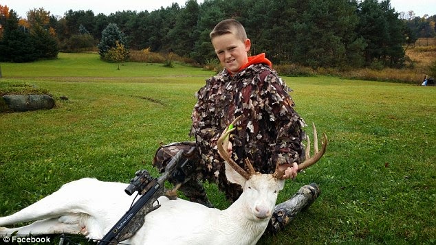ΑΙΣΧΟΣ: Δείτε τι σπάνιο ζώο σκότωσε αυτός ο 11χρονος - Και τα τέρατα που έχει για γονείς ποζάρουν δίπλα του [photos] - Φωτογραφία 2