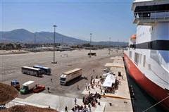 Πάτρα: Συνελήφθησαν πέντε διακινητές μεταναστών στο λιμάνι και 78 αλλοδαποί - Φωτογραφία 1