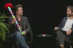 Οι απίστευτες ερωτήσεις του Zach Galifianakis που έβγαλαν εκτός εαυτού τον Brad Pitt και του έφτυσε τη τσίχλα [photos]