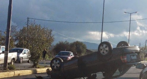 Αυτοκίνητο «τούμπαρε» στον περιφερειακό της Τρίπολης - Φωτογραφία 1