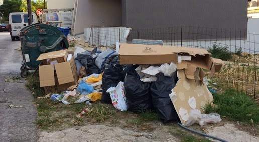 Τα σκουπίδια και οι αφίσες κάνουν πάρτι στα Χανιά... - Φωτογραφία 1