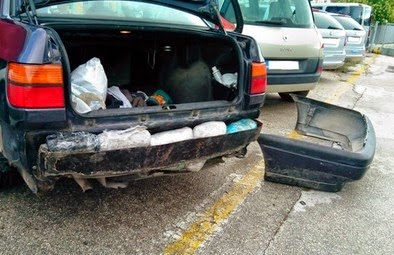 Αλβανοί μετέφεραν 10 κιλά χασίς, σε ειδικά διαμορφωμένη κρύπτη στον πίσω προφυλακτήρα του αυτοκινήτου! - Φωτογραφία 1