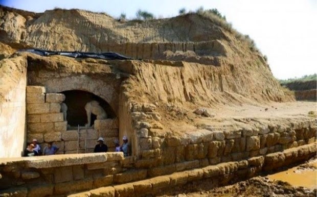 Αρχαιολόγος: Φτάνουμε στο τέλος στην Αμφίπολη -Περιμένουμε θρόνο ή νεκρικό κρεβάτι ή χρυσή λάρνακα - Φωτογραφία 1