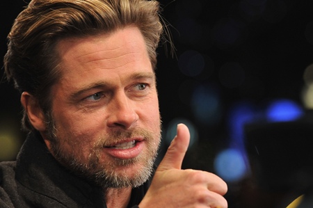 O Brad Pitt έφτυσε την τσίχλα του στο μάτι του Galifianakis όταν τον ρώτησε για την Aniston - Φωτογραφία 1