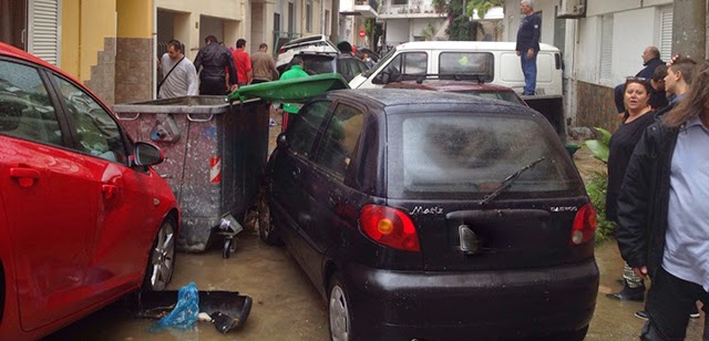 ΒΙΝΤΕΟ - Φωτογραφίες: Τρομακτικές καταστάσεις στο περιστέρι - Δείτε αυτοκίνητα να έχουν καβαλήσει το ένα το άλλο - Φωτογραφία 13