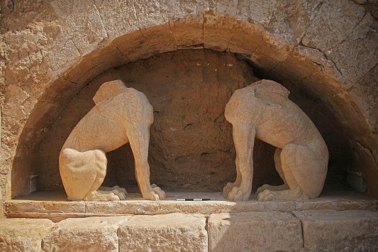 Αμφίπολη: ''Ο τάφος συνδέεται με τον Μέγα Αλέξανδρο'' - Οι ομοιότητες με τις Σφίγγες του Καΐρου - Φωτογραφία 1