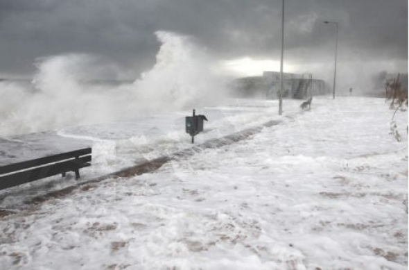 ΣΥΓΚΛΟΝΙΣΤΙΚΕΣ εικόνες από τη παραλία του Φλοίσβου - Γιγαντιαία κύματα προκάλεσαν πανικό [photos] - Φωτογραφία 1