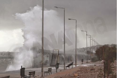 ΣΥΓΚΛΟΝΙΣΤΙΚΕΣ εικόνες από τη παραλία του Φλοίσβου - Γιγαντιαία κύματα προκάλεσαν πανικό [photos] - Φωτογραφία 2