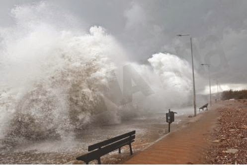 ΣΥΓΚΛΟΝΙΣΤΙΚΕΣ εικόνες από τη παραλία του Φλοίσβου - Γιγαντιαία κύματα προκάλεσαν πανικό [photos] - Φωτογραφία 3