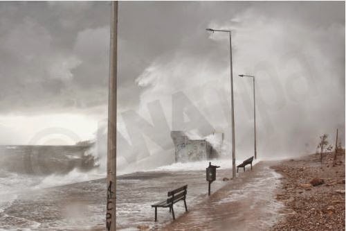ΣΥΓΚΛΟΝΙΣΤΙΚΕΣ εικόνες από τη παραλία του Φλοίσβου - Γιγαντιαία κύματα προκάλεσαν πανικό [photos] - Φωτογραφία 4