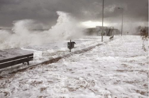 ΣΥΓΚΛΟΝΙΣΤΙΚΕΣ εικόνες από τη παραλία του Φλοίσβου - Γιγαντιαία κύματα προκάλεσαν πανικό [photos] - Φωτογραφία 5