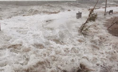 ΣΥΓΚΛΟΝΙΣΤΙΚΕΣ εικόνες από τη παραλία του Φλοίσβου - Γιγαντιαία κύματα προκάλεσαν πανικό [photos] - Φωτογραφία 6