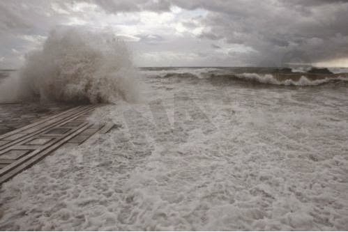 ΣΥΓΚΛΟΝΙΣΤΙΚΕΣ εικόνες από τη παραλία του Φλοίσβου - Γιγαντιαία κύματα προκάλεσαν πανικό [photos] - Φωτογραφία 7