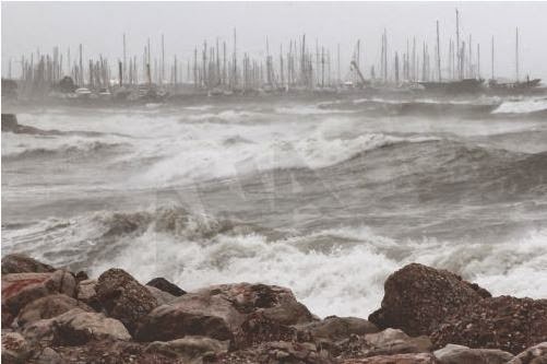 ΣΥΓΚΛΟΝΙΣΤΙΚΕΣ εικόνες από τη παραλία του Φλοίσβου - Γιγαντιαία κύματα προκάλεσαν πανικό [photos] - Φωτογραφία 8