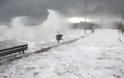 ΣΥΓΚΛΟΝΙΣΤΙΚΕΣ εικόνες από τη παραλία του Φλοίσβου - Γιγαντιαία κύματα προκάλεσαν πανικό [photos]