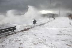 ΣΥΓΚΛΟΝΙΣΤΙΚΕΣ εικόνες από τη παραλία του Φλοίσβου - Γιγαντιαία κύματα προκάλεσαν πανικό [photos]
