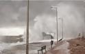 ΣΥΓΚΛΟΝΙΣΤΙΚΕΣ εικόνες από τη παραλία του Φλοίσβου - Γιγαντιαία κύματα προκάλεσαν πανικό [photos] - Φωτογραφία 4