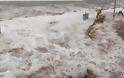 ΣΥΓΚΛΟΝΙΣΤΙΚΕΣ εικόνες από τη παραλία του Φλοίσβου - Γιγαντιαία κύματα προκάλεσαν πανικό [photos] - Φωτογραφία 6
