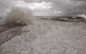 ΣΥΓΚΛΟΝΙΣΤΙΚΕΣ εικόνες από τη παραλία του Φλοίσβου - Γιγαντιαία κύματα προκάλεσαν πανικό [photos] - Φωτογραφία 7