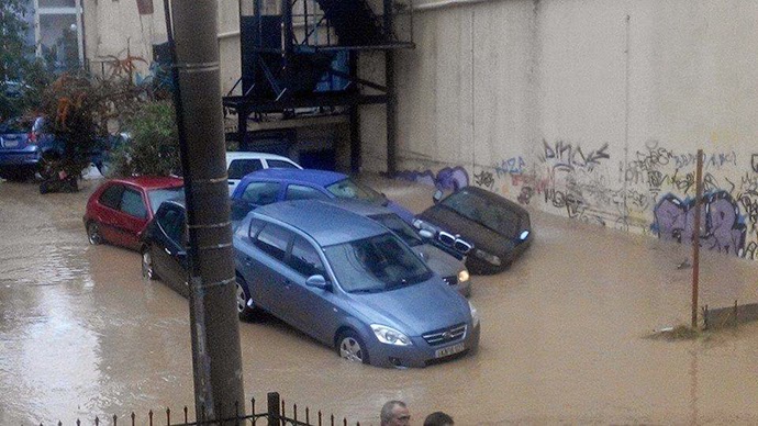 Εικόνες καταστροφής από την νεροποντή στη Νίκαια - Δρόμοι ποτάμια και αυτοκίνητα βάρκες - Φωτογραφία 2